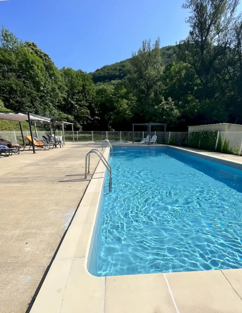 piscina camping la prade bord de rivière